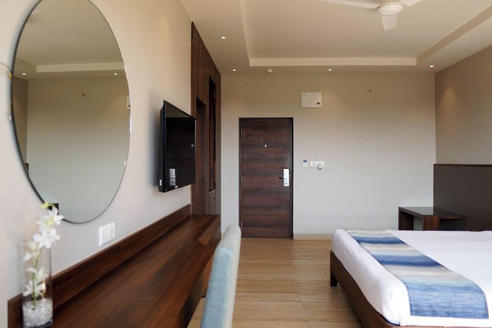 Cosmique Clarks Inn Suites , Goa