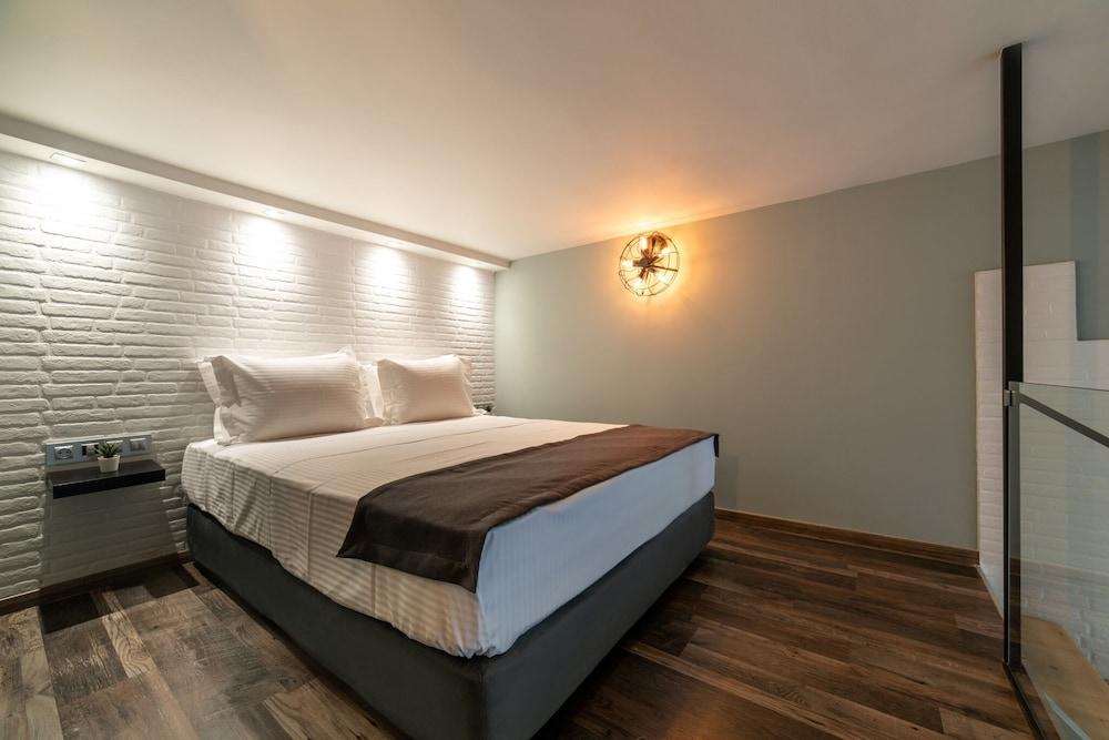 Oinoelia Luxury Suites & Residence