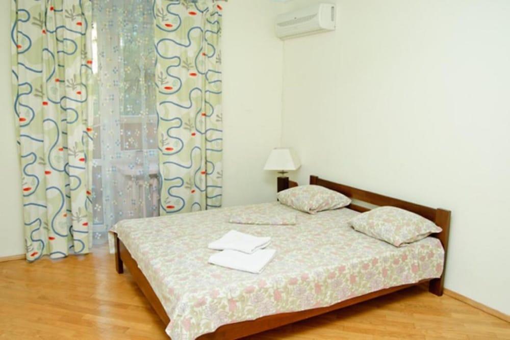 Apartment on Sheptitskogo str