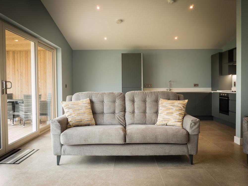 Executive Lakeside Lodge at Mullans Bay