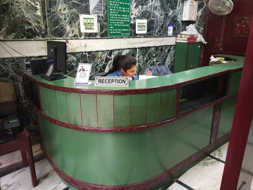 Hotel Green Palace By ADB Rooms