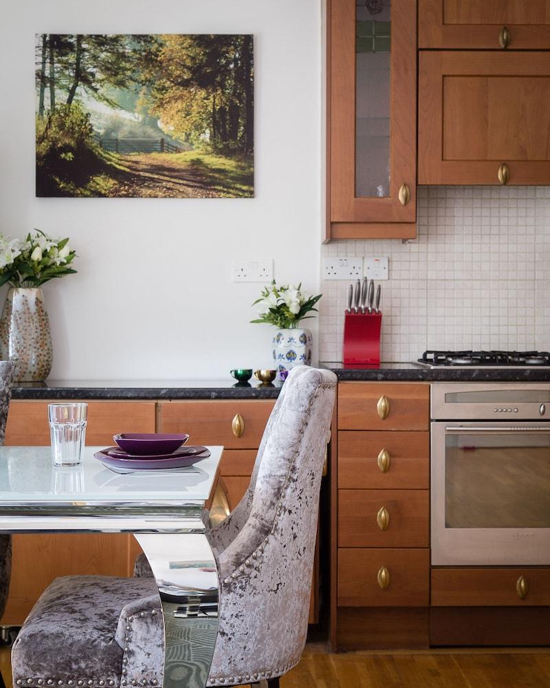 Designer 2-bed 2-bath Behind Selfridges