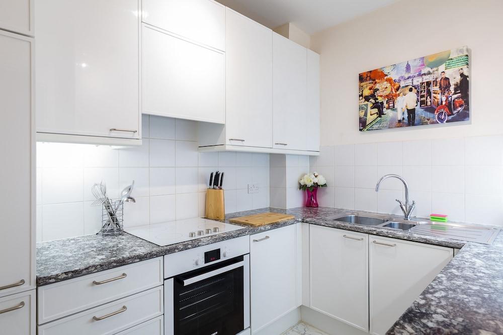 2-bed 2-bath Next to Park Lane