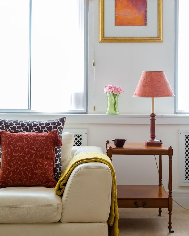 2-bed 2-bath Next to Park Lane