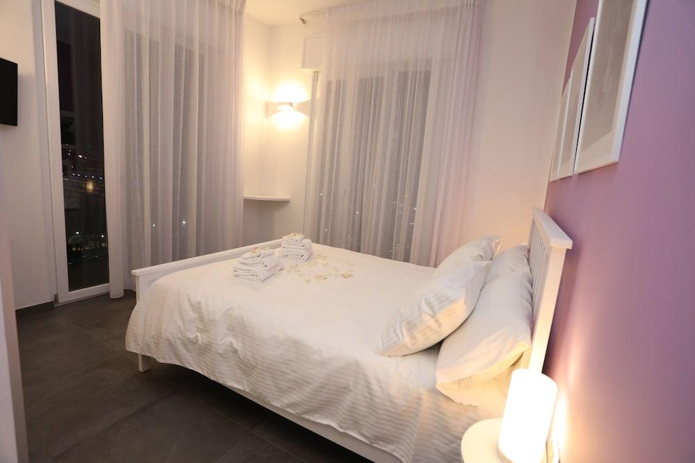 Delia Rooms & Gallery