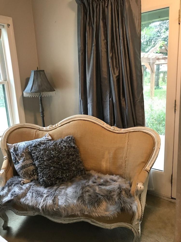 Iron Amethyst Inn   Boutique Hotel