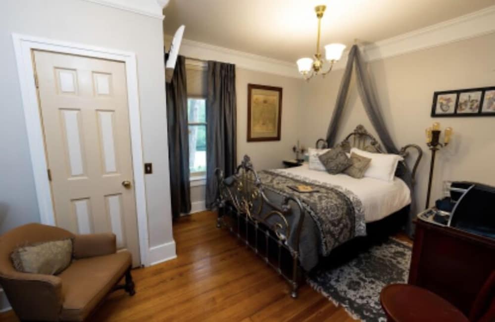 Iron Amethyst Inn   Boutique Hotel