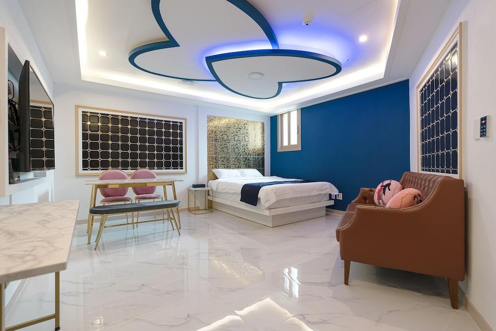 The Bay Hotel & Pool Villa