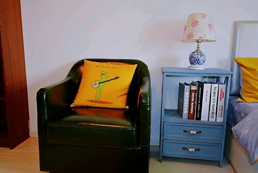 Avatar American Style Large Queen Bed Apartment