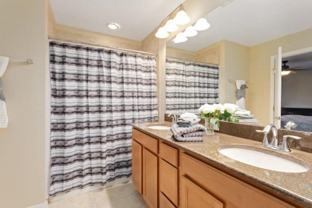 4 Bedroom 3 Bathroom Town Home With Splash Pool