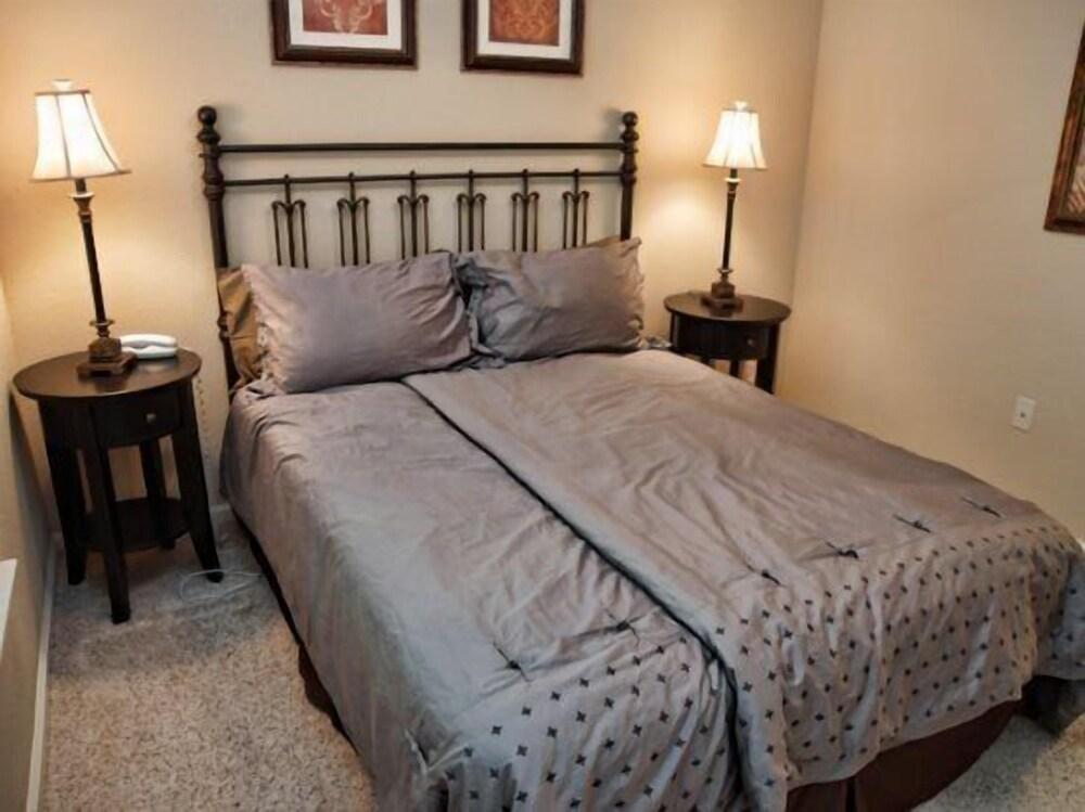 Spacious 3 Bed 3 Bath Condo in Bella Piazza Resort