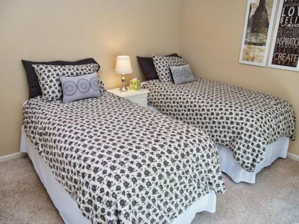 Spacious 3 Bed 3 Bath Condo in Bella Piazza Resort