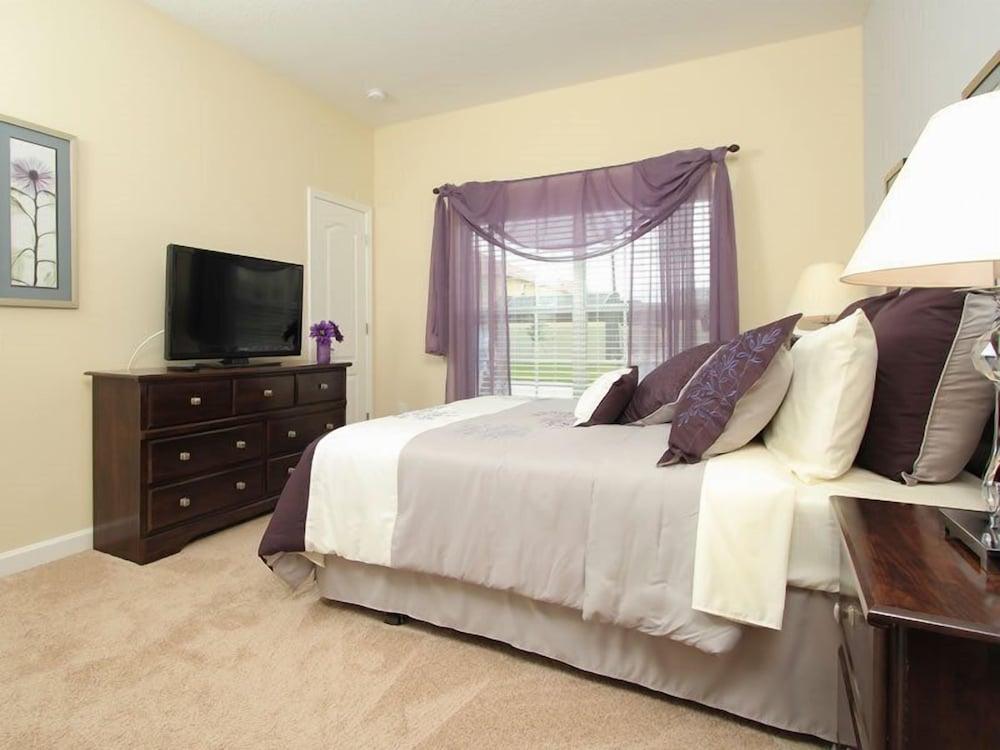 Beautiful 4 Bed 3 Bath Town Home With Splash Pool