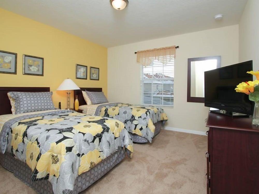 Beautiful 4 Bed 3 Bath Town Home With Splash Pool