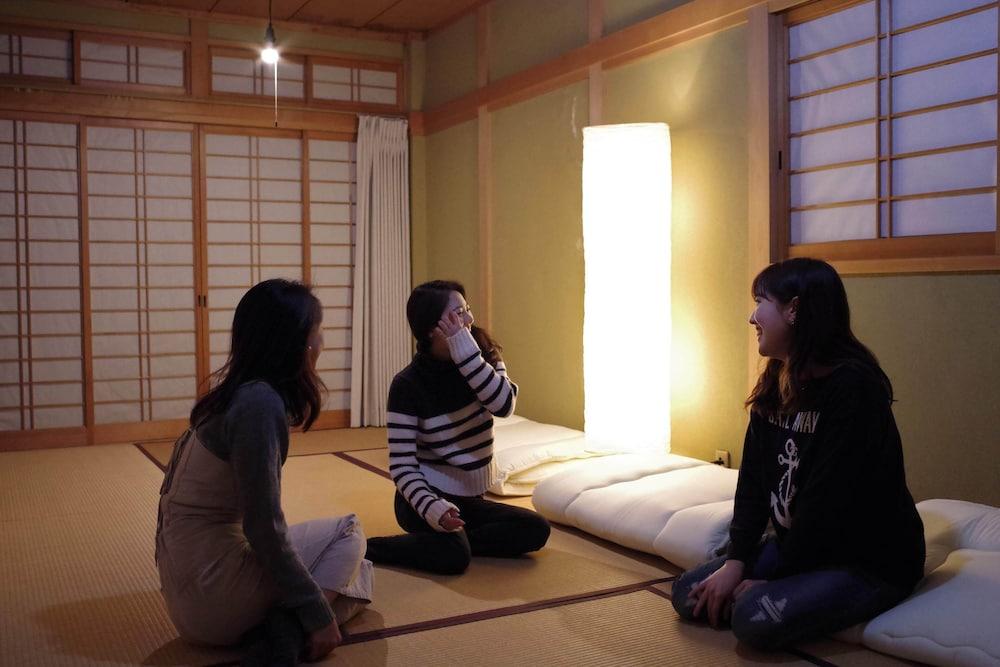 Ini Kobe Hostel & Cafe Bar