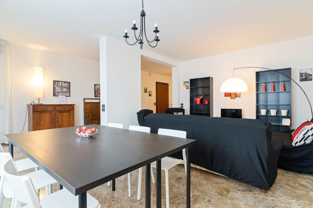 Torre Roomy Apartment