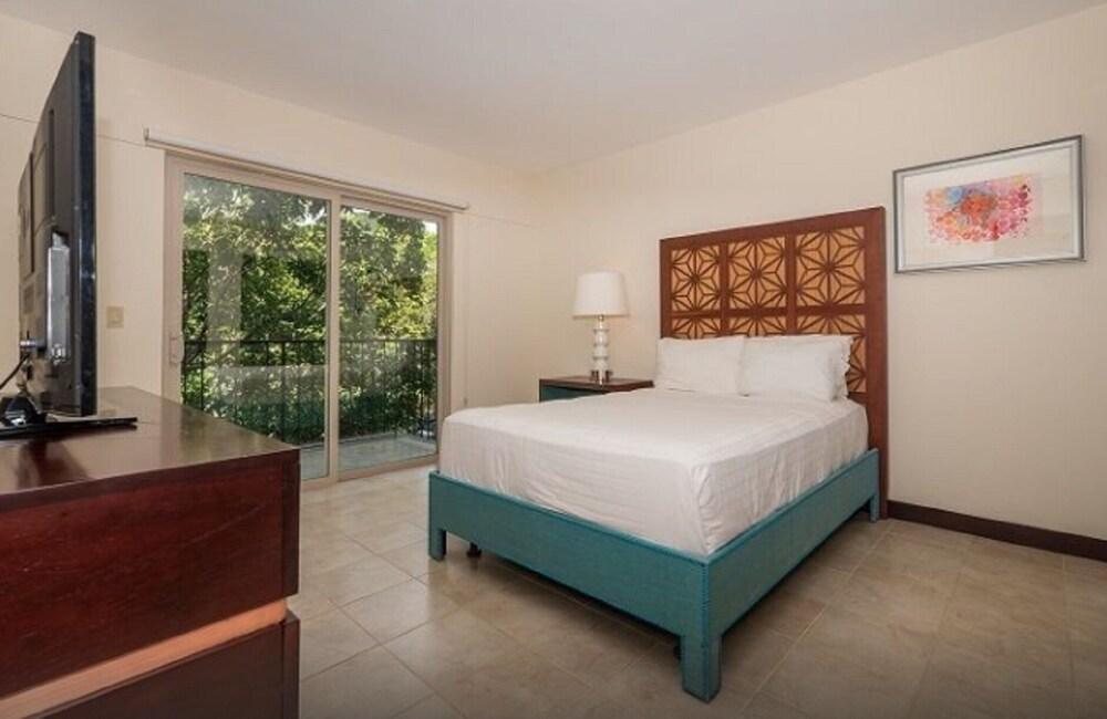 Marina Papagayo Suites