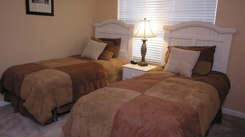 Executive 6 Bedroom 4 Bath Pool and Spa Home