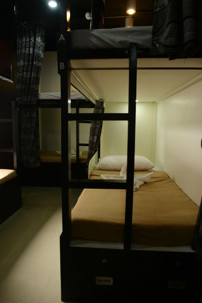 Island Hostel Boracay - Adults Only