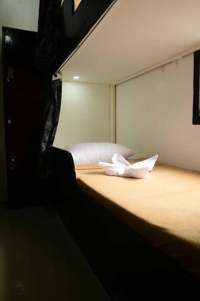 Island Hostel Boracay - Adults Only