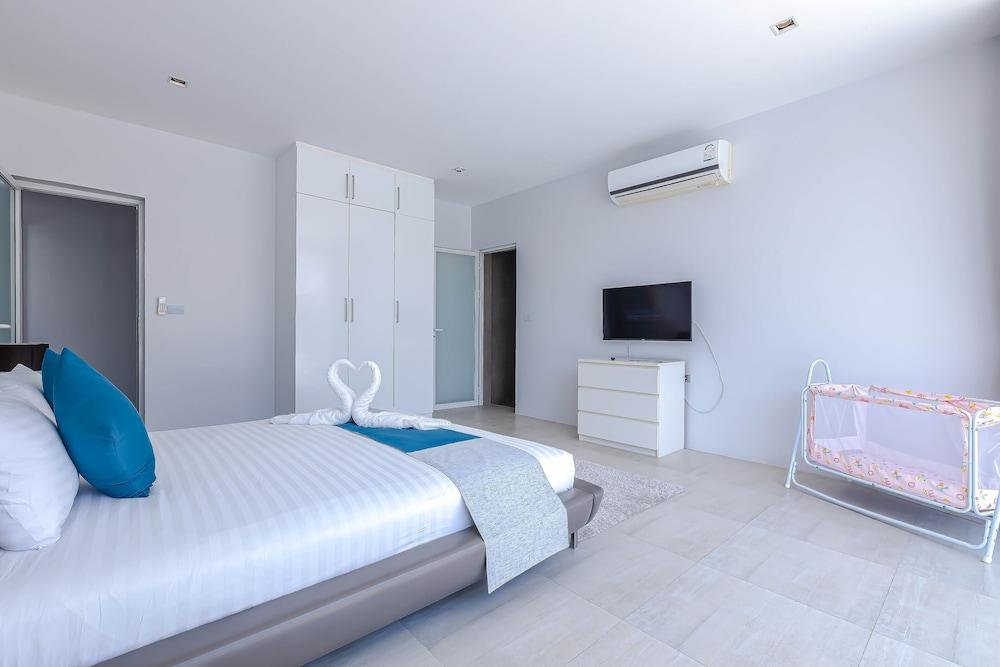 Luxury Modern 4 BR Pool Villa - PH111