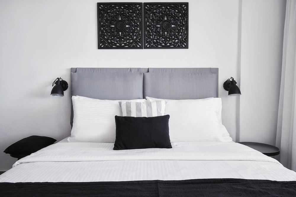 Mr and Mrs White Oia – Santorini