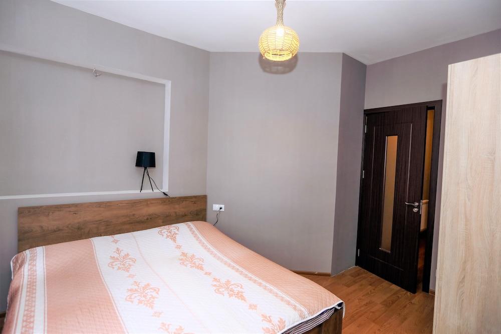 One Bedroom apartment for shopaholics