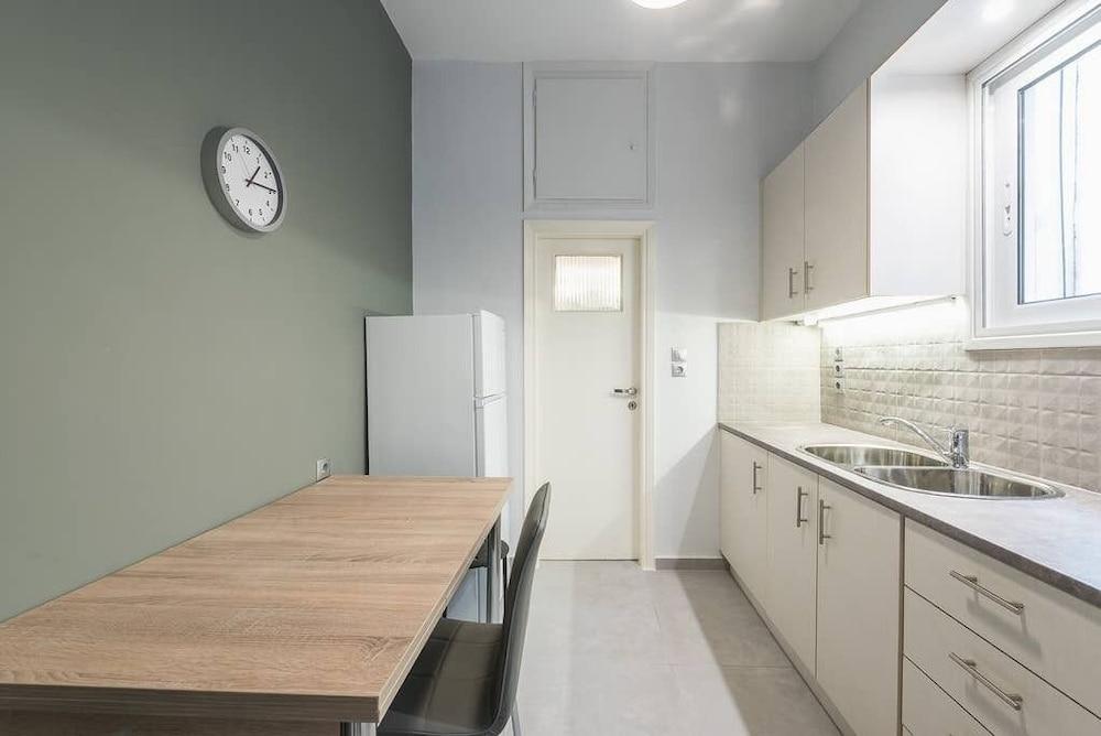 Vibrant Cozy Flat Near the Metro