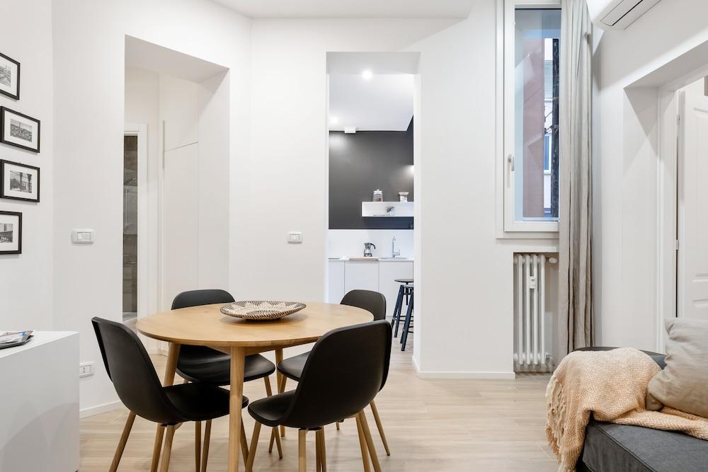 Piazza Maggiore White Apartment