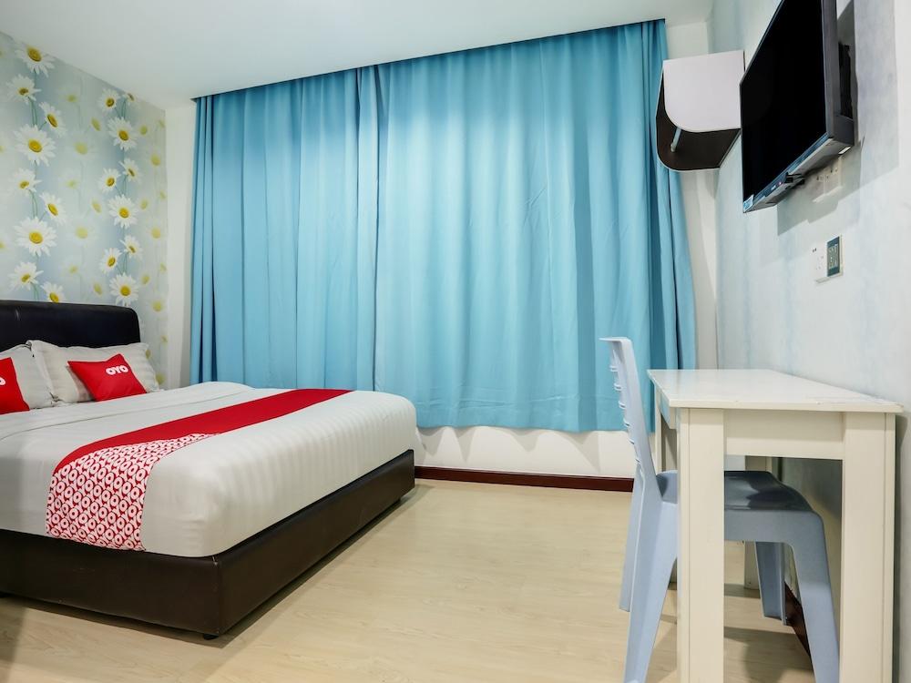 OYO 89583 Grove Hotel