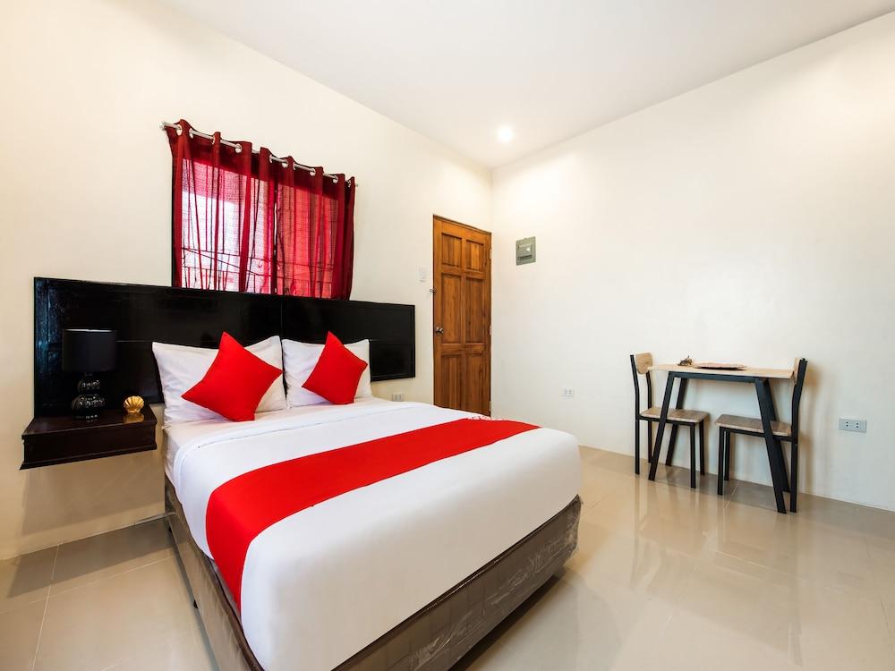 OYO 490 V-cat Apartelle