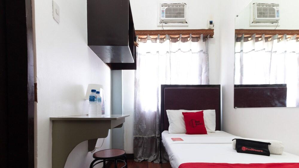 RedDoorz near Robinsons North Tacloban