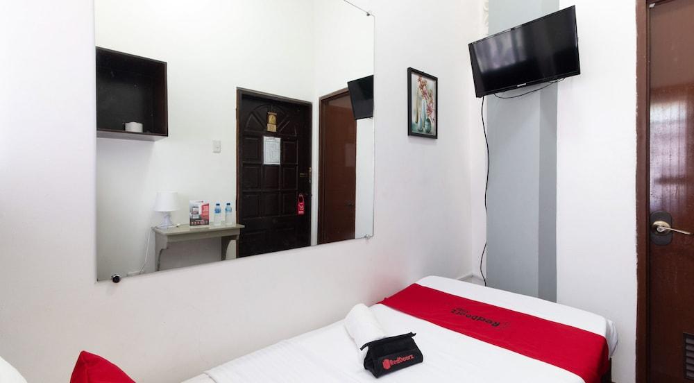 RedDoorz near Robinsons North Tacloban