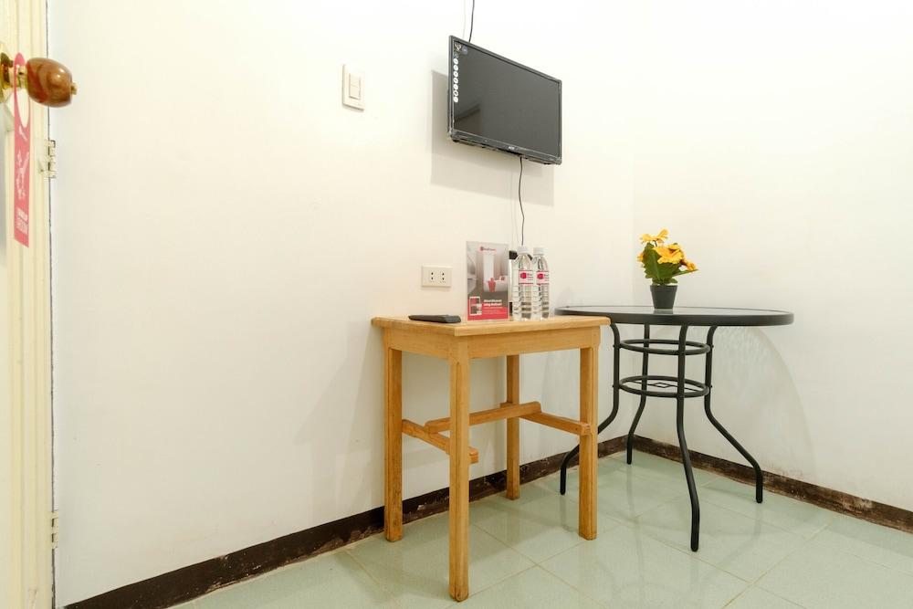 RedDoorz near Coron Coliseum