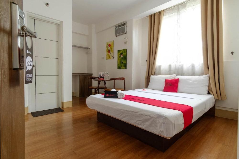 RedDoorz near V Mapa Station