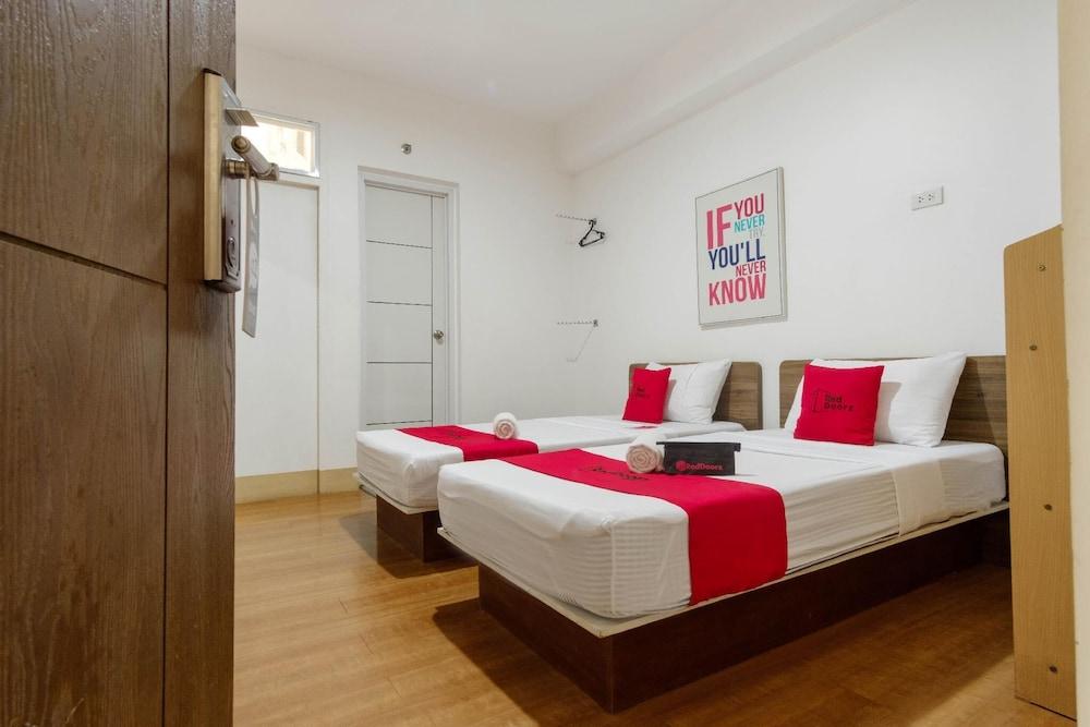 RedDoorz near V Mapa Station