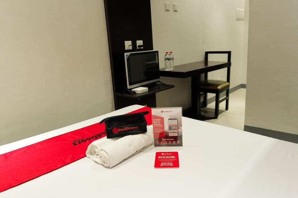 RedDoorz Plus @ La Guardia Lahug