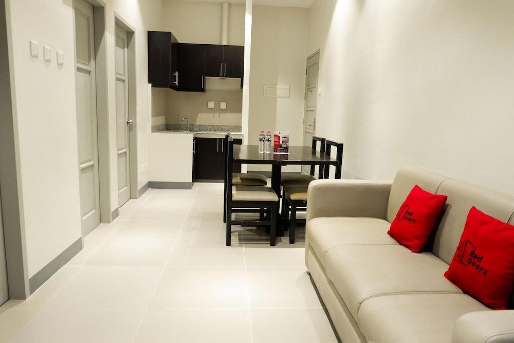 RedDoorz Plus @ La Guardia Lahug