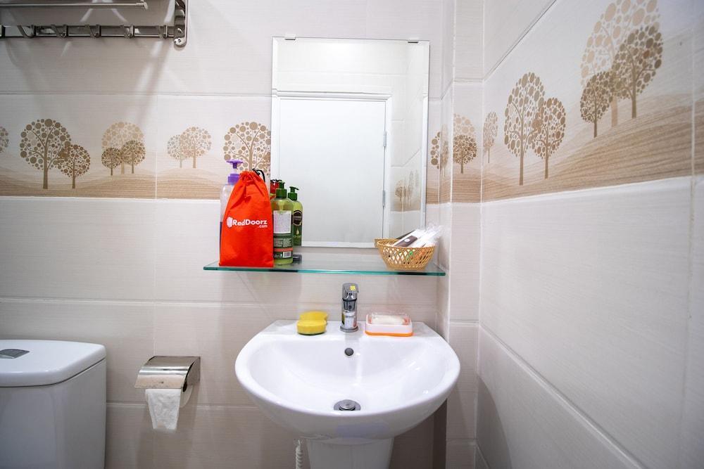 RedDoorz @ Le Van Sy Street 3