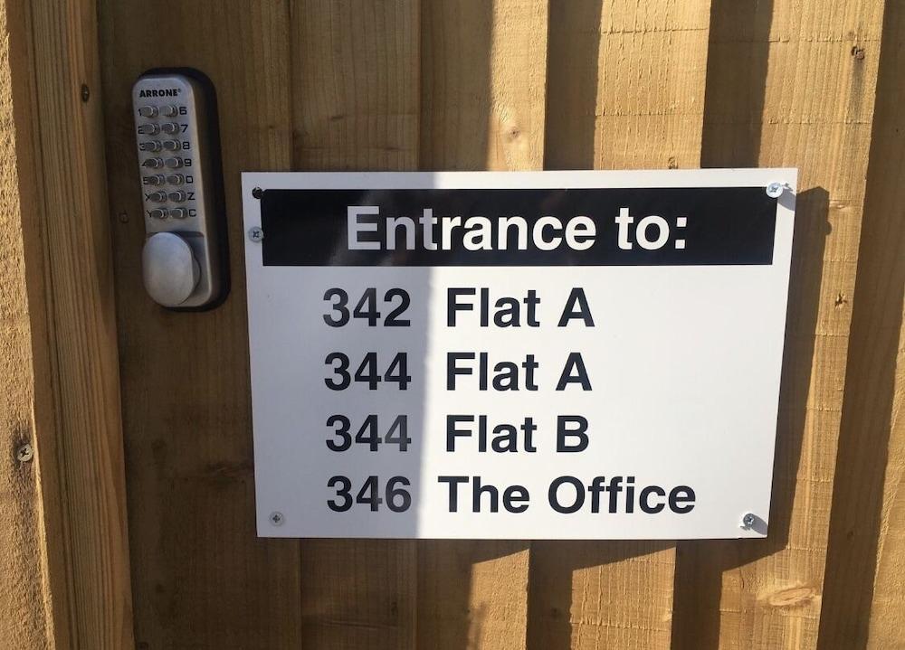 Newly Refurbished Modern Apt 10