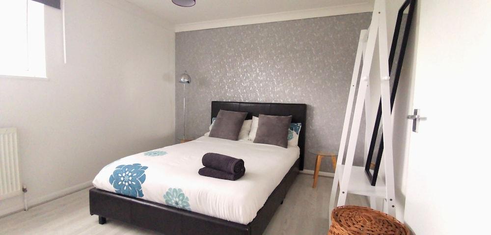 Superb Townhouse Parking 5