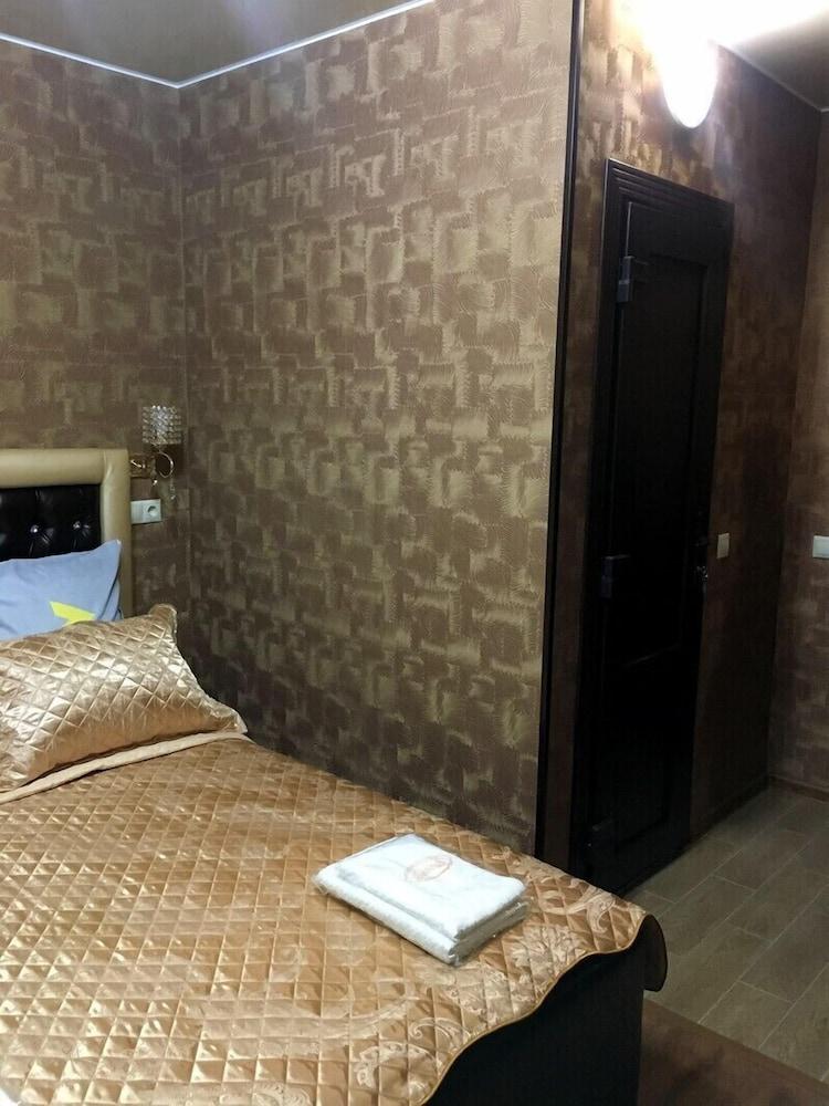 Mini-Hotel Uyut on Marshala Zaharova