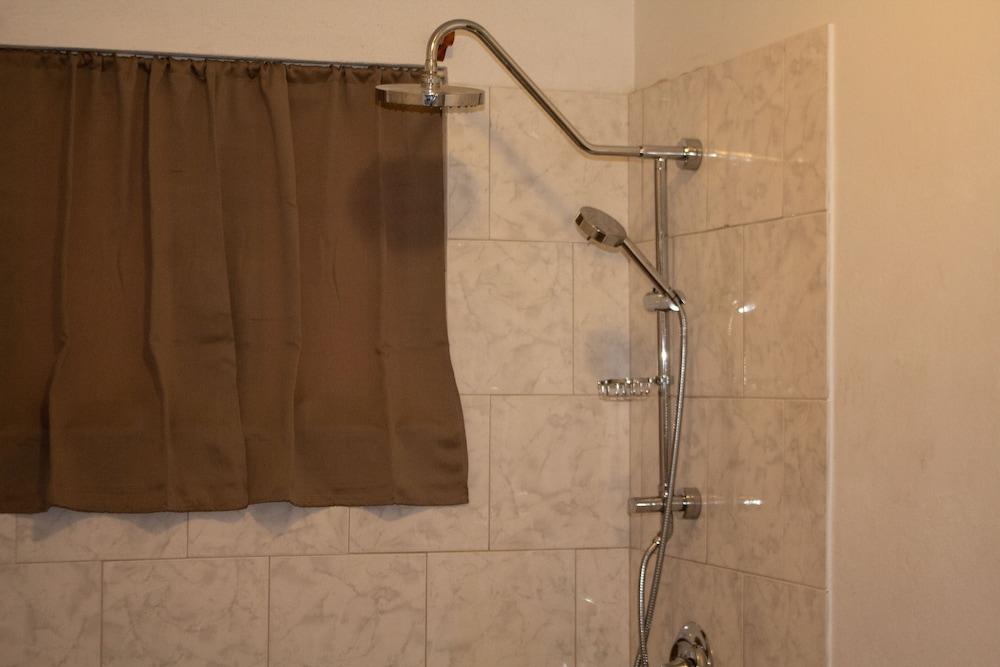 The Pub Comfort Suites