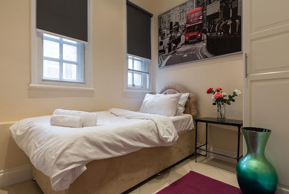 5-bedroom Next to Selfridges