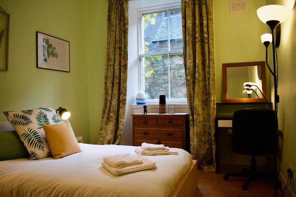 Central 3 Bedroom Next to Leafy Meadows