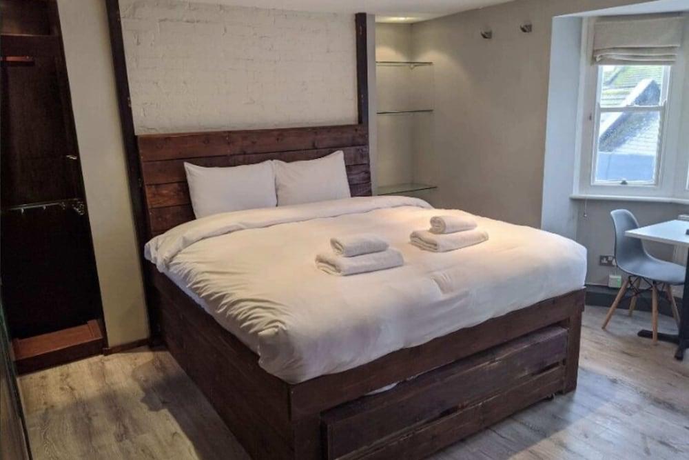 Stylish & Spacious Studio Next to Beach