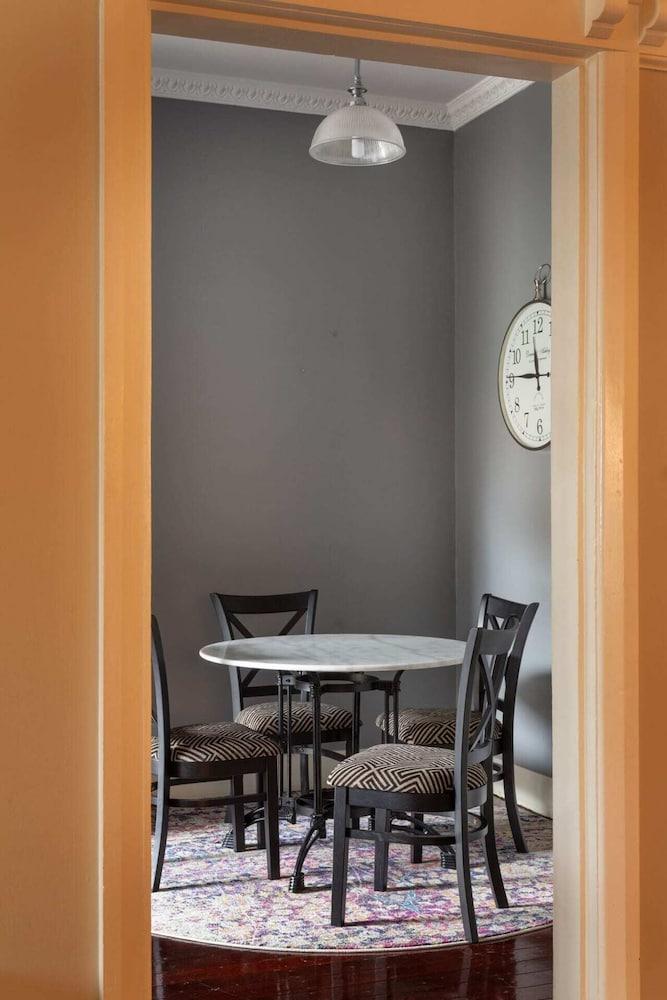 Cozy2 Bedroom Apartment in Trendy new Farm