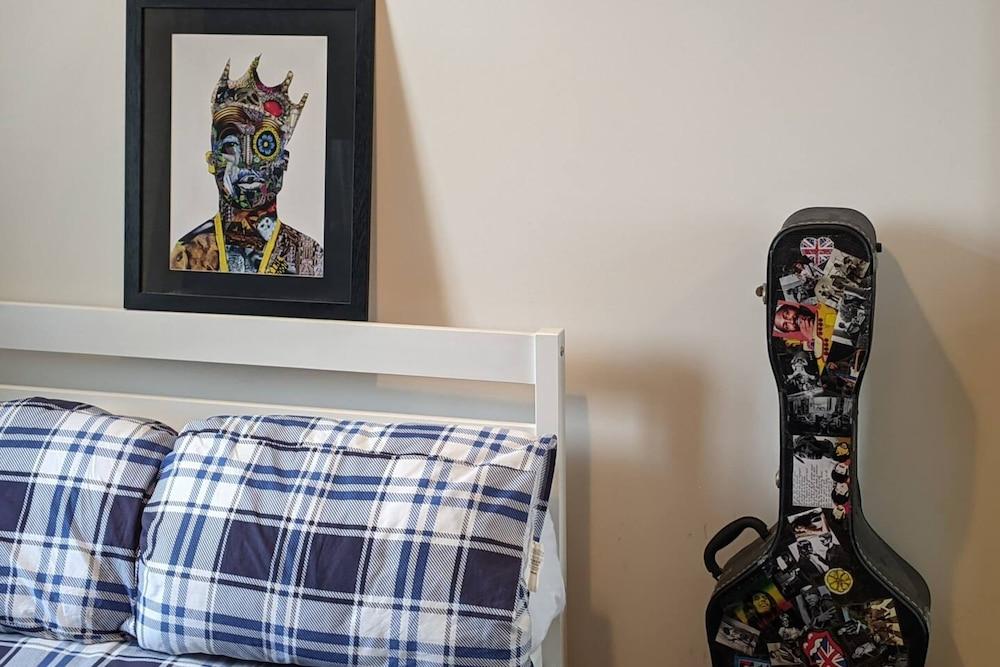 Beautifully Decorated Contemporary 2 Bedroom Flat