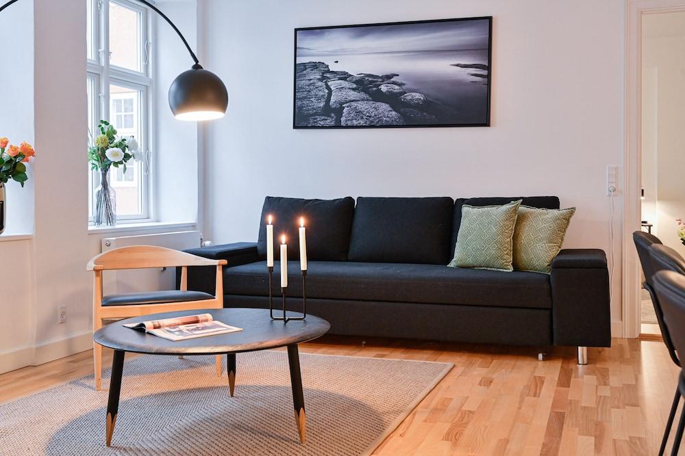 Sanders Tower - Cozy 2-bdr Apt w City View