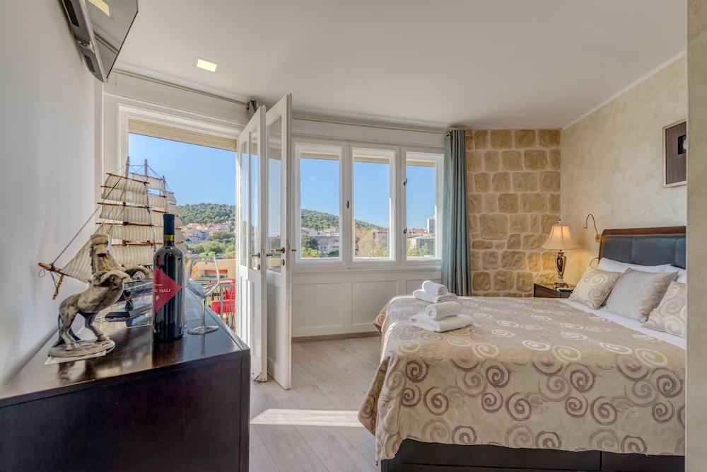 Metropole Luxury Rooms